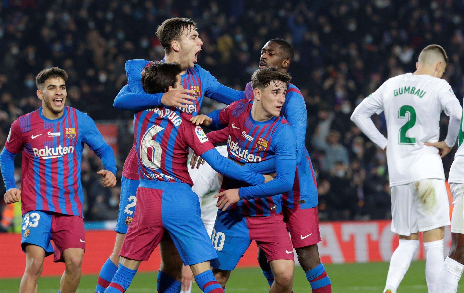 Los jugadores del FC Barcelona celebran un tercer gol del equipo blaugrana durante el encuentro correspondiente a la decimoctava jornada de Primera División de la temporada pasada disputado en diciembre de 2021 frente al Elche en el estadio Camp Nou, en Barcelona. EFE / Quique García.