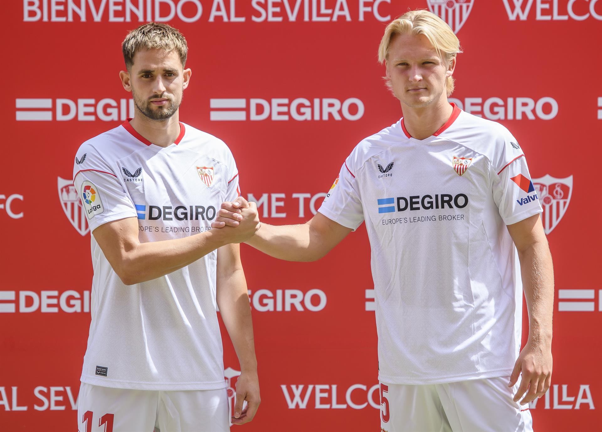 El belga Adnan Januzaj (i) y el danés Kasper Dolberg, en su presentación como jugadores del Sevilla. EFE/Raúl Caro