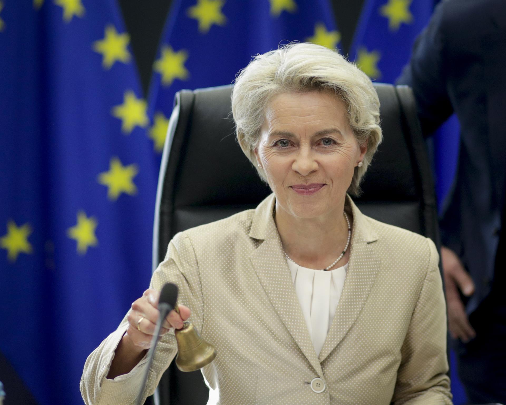La presidenta de la Comisión Europea, Ursula von der Leyen, al inicio de la reunión semanal de la Comisión Europea en Bruselas este miércoles. EFE/EPA/OLIVIER HOSLET