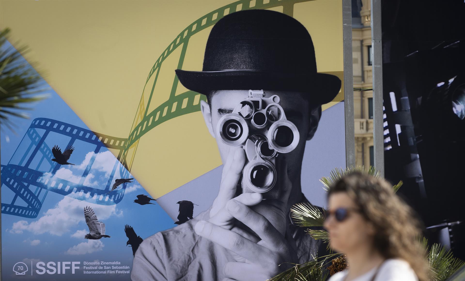 Vista de uno de los carteles del Festival de Cine de San Sebastián. EFE/ Javier Etxezarreta