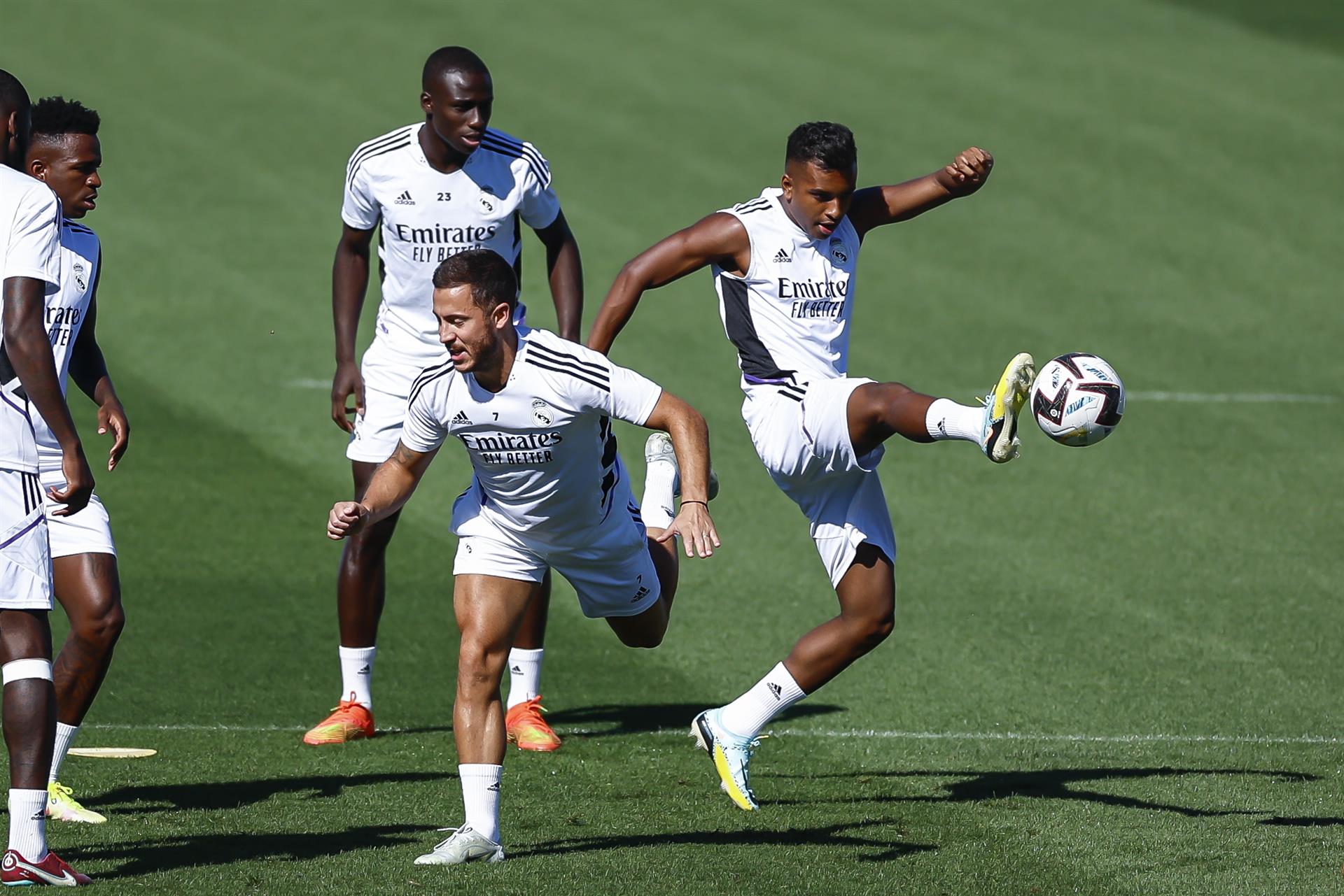 Hazard y Rodrygo durante el entrenamiento del Real Madrid celebrado este sábado en la Ciudad deportiva de Valdebebas. EFE/Rodrigo Jiménez
