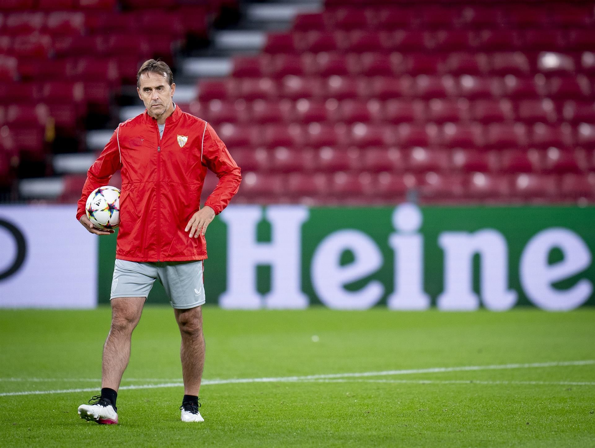 El técnico del Sevilla, Julen Lopetegui, en el entrenamiento en el Parken Stadium en vísperas del partido con el Copenhague. EFE/Liselotte Sabroe