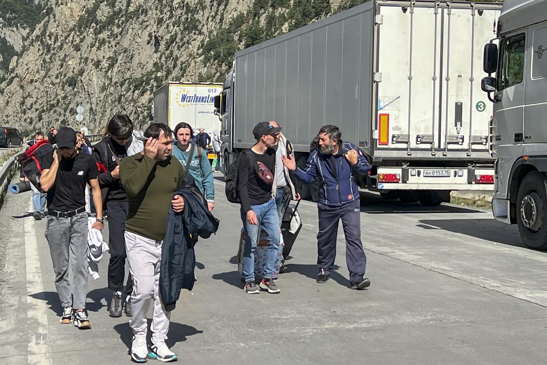 Ciudadanos rusos cruzan la frontera entre Rusia y Georgia por el puesto fronterizo de Kazbegui, a 150 kilómetros de Tiflis. EFE/ Misha Vignanski
