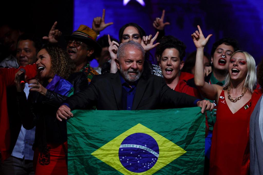 El exmandatario brasileño, Luiz Inácio Lula da Silva, hoy, en un acto con artistas e intelectuales en Sao Paulo (Brasil). EFE/Fernando Bizerra
