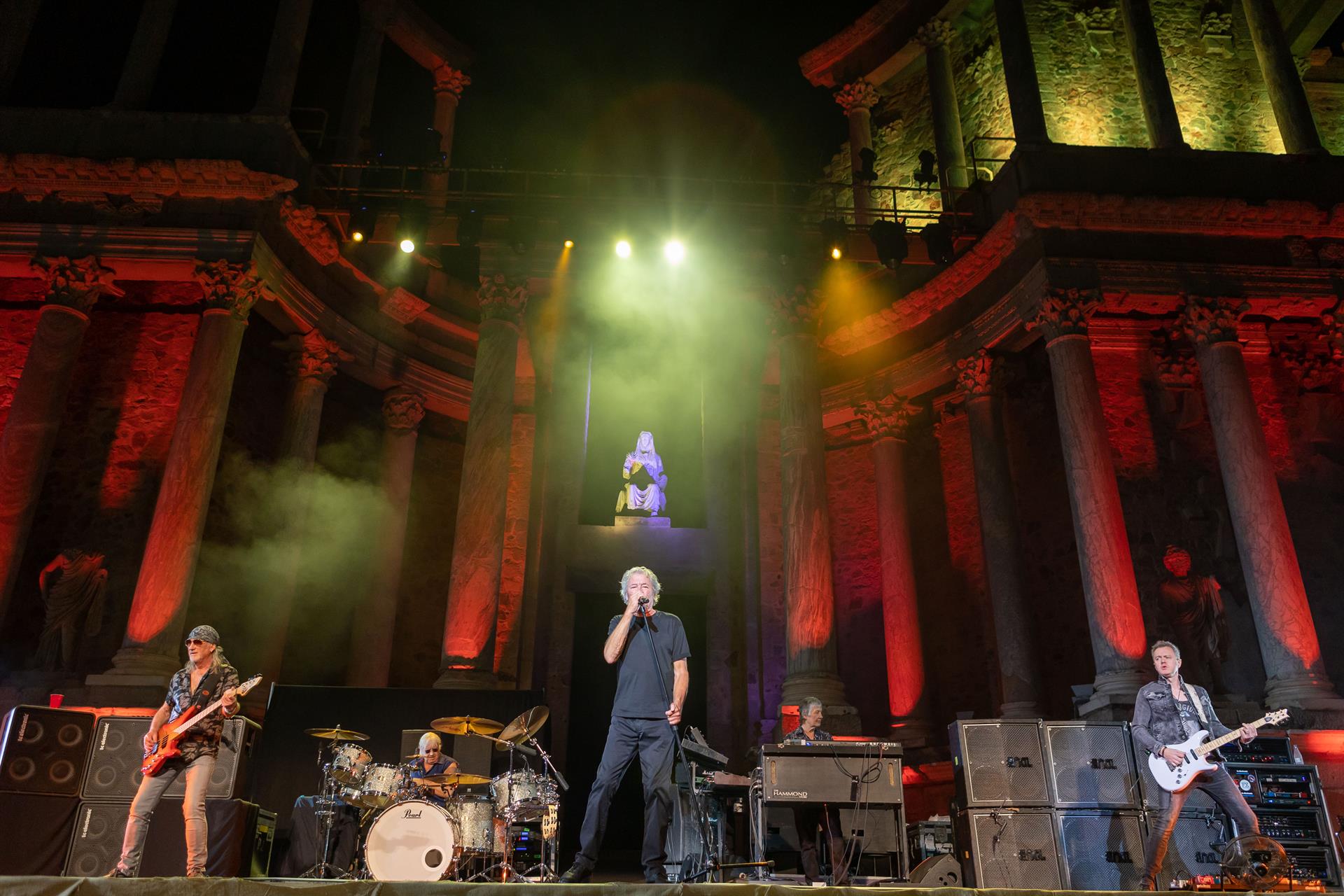 La banda británica Deep Purple, santo y seña del hard rock, inicia en el Teatro Romano de Mérida una nueva gira europea en un año en el que su icónica canción "Smoke and the water" cumple medio siglo. EFE/Jero Morales
