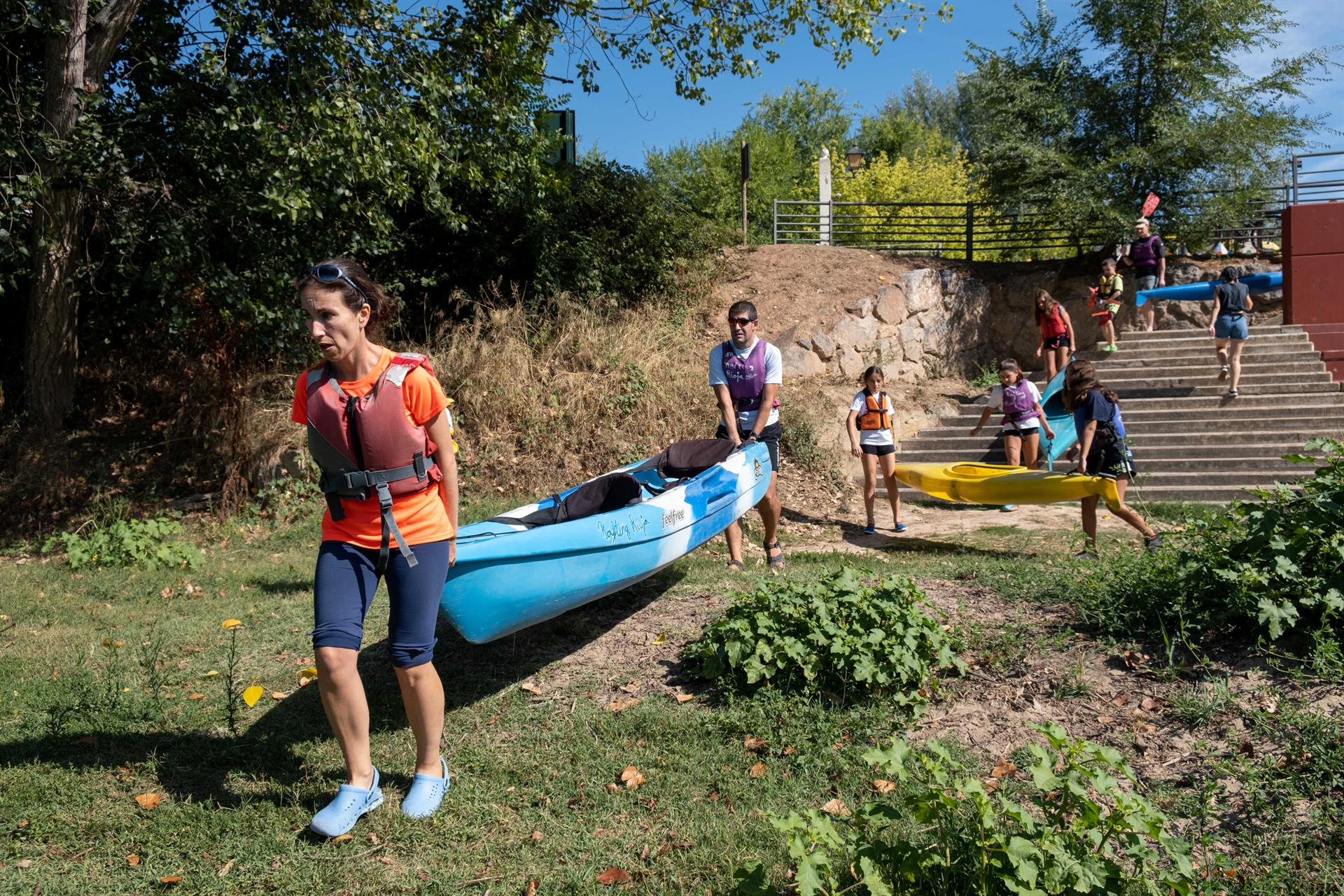 Un paseo por el Ebro en kayak, una de las variedades de la piragua, permite concienciarse en primera persona del rico ecosistema de la ribera de este río, mediante la observación directa de las múltiples especies de árboles, plantas y animales que alberga y sobre su reducción en los últimos años por la acción humana. EFE/Abel Alonso
