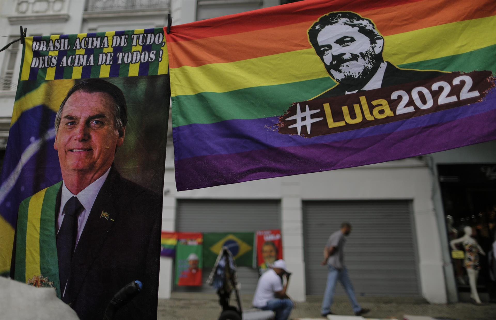 Fotografía de archivo de carteles de los candidatos a la presidencia de Brasil en una calle en Río de Janeiro (Brasil). EFE/Antonio Lacerda