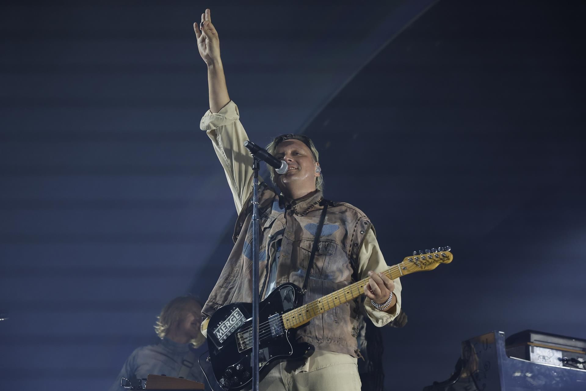 El cantante de la banda canadiense Arcade Fire, Win Butler, durante el concierto en el que han presentado su sexto disco de estudio, "WE", este miércoles en el WiZink Center de Madrid. EFE/Juanjo Martín