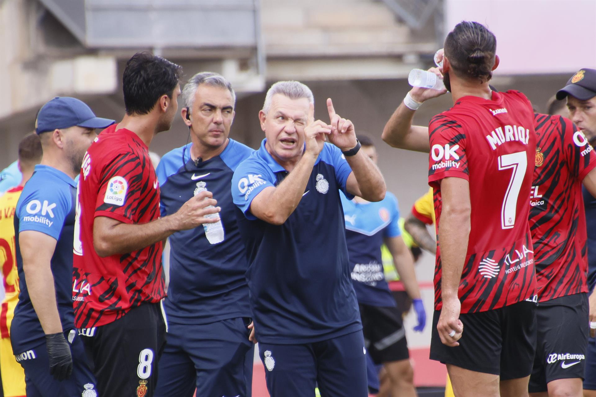 El entrenador del Mallorca Javier Aguirre da instrucciones a sus jugadores durante un partido de Liga. EFE/Cati Cladera