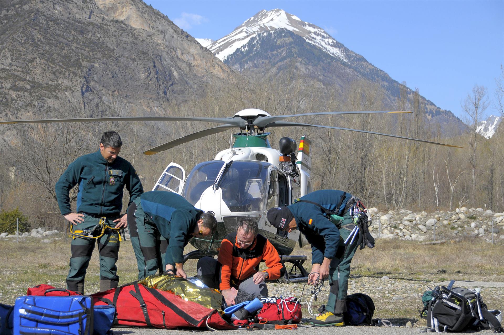 Efectivos de la Guardia Civil durante el rescate de un montañero. EFE/Archivo