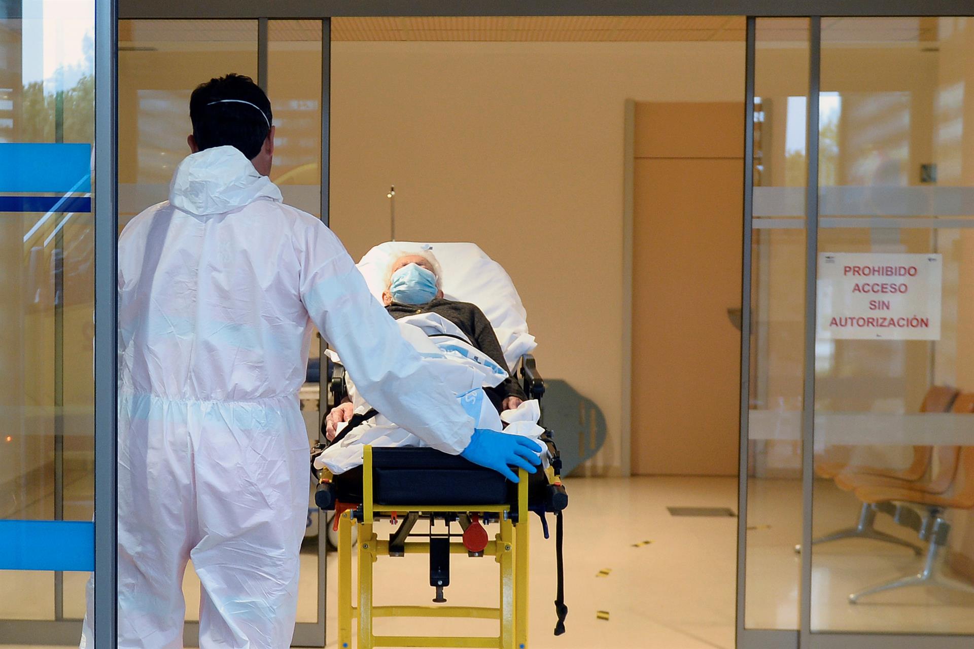 Imagen de archivo de paciente llega a las urgencias respiratorias, zona covid-19, del Hospital Río Hortega de Valladolid. EFE/Nacho Gallego