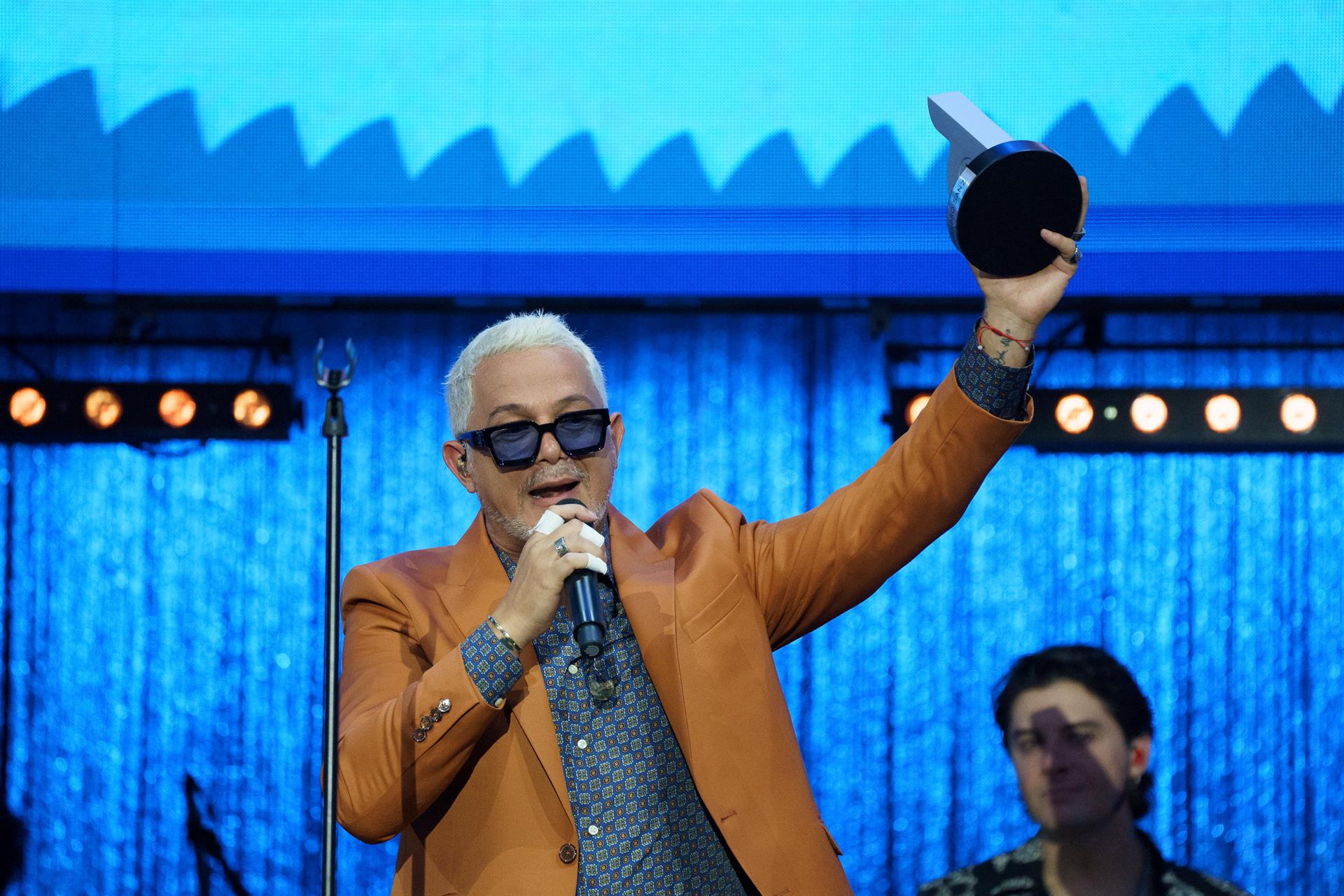 -El cantante Alejandro Sanz celebra su premio Cadena Dial durante la XXVI edición de los Premios Dial que se celebra en el Recinto Ferial de Santa Cruz de Tenerife. EFE/Ramón de la Rocha