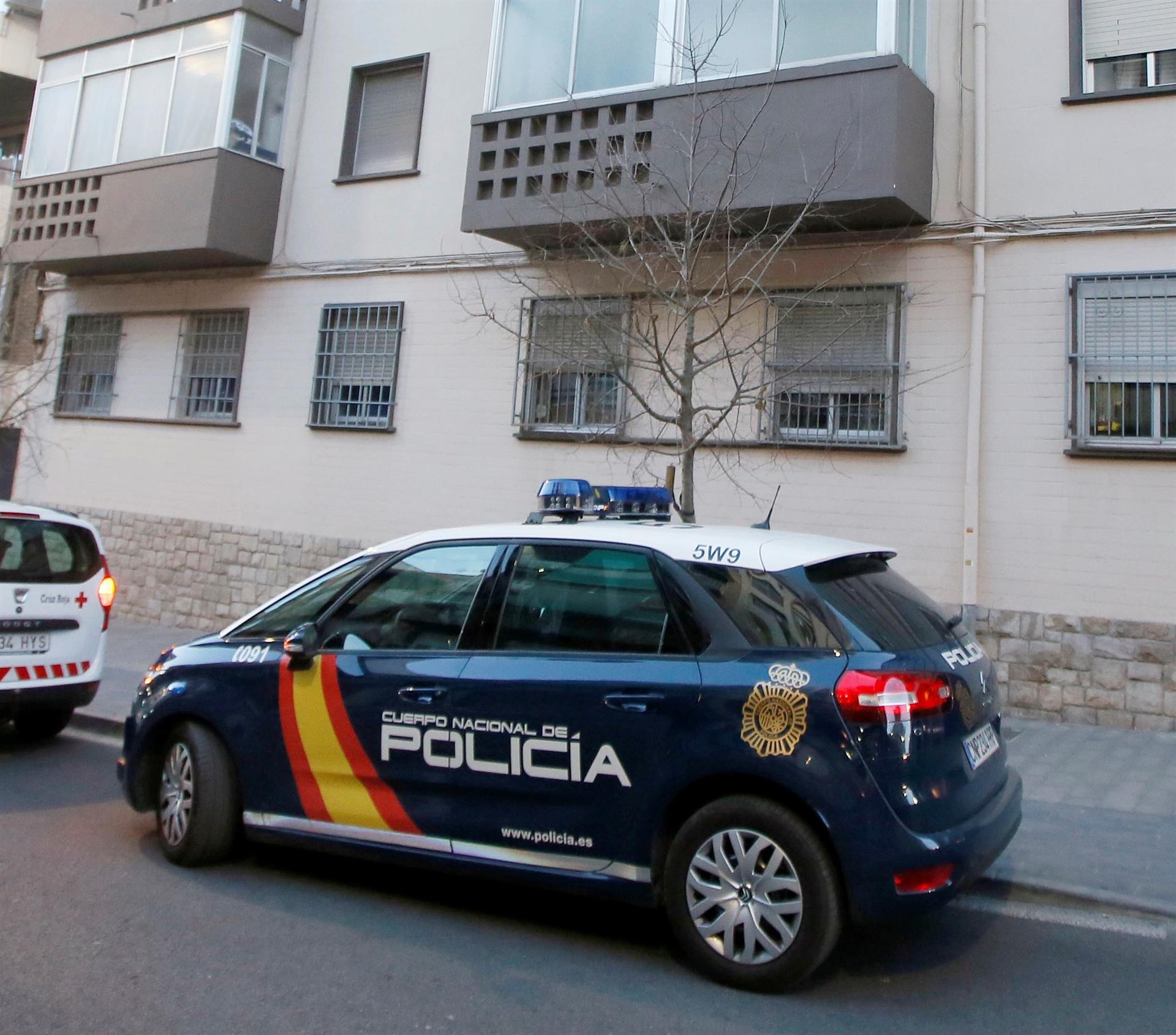 Un coche de Policía en Alicante. EFE/Manuel Lorenzo/Archivo
