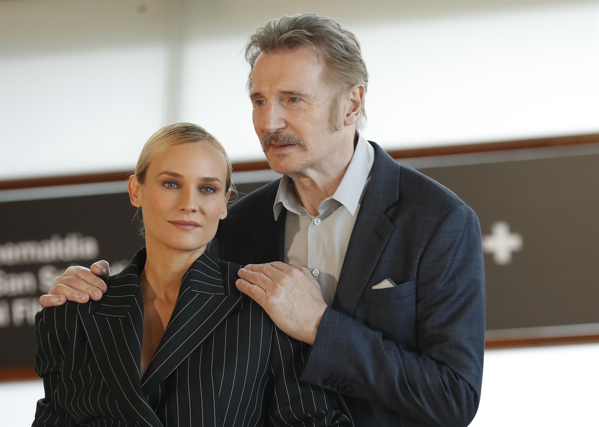 Los actores, Liam Neeson (d), y Diane Kruger (i), posan durante la 70 edición del Festival de Cine de San Sebastián donde presentan su película "Marlowe". EFE/Juan Herrero.
