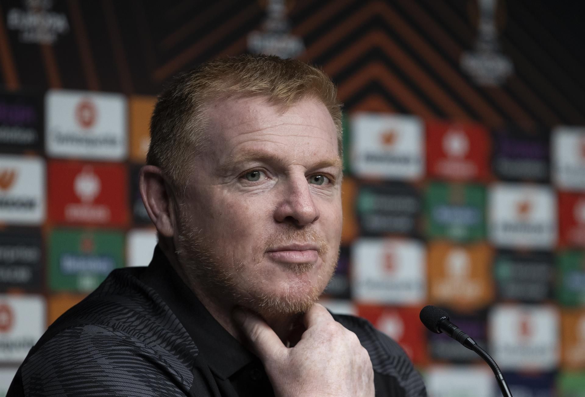 El entrenador del Omonia, Neil Lennon, durante la rueda de prensa que ha ofrecido este miércoles en el Reale Arena de San Sebastián, donde mañana jugarán el partido de la Liga Europa ante la Real Sociedad. EFE/ Javier Etxezarreta
