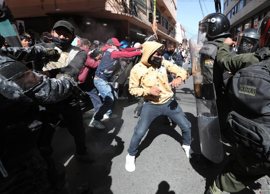 Miembros de la Asociación Departamental de Productores de Coca (Adepcoca) se enfrentan con policías antidisturbios en las calles de La Paz (Bolivia), este 19 de septiembre de 2022. EFE/Martín Alipaz
