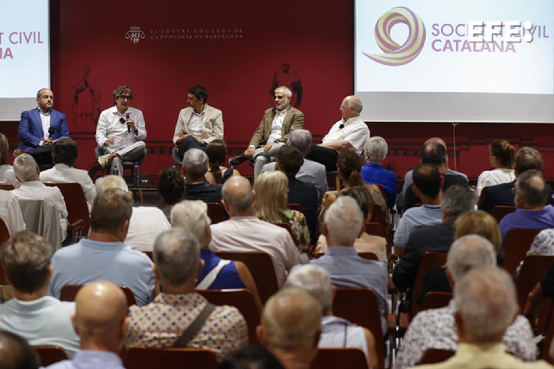 BARCELONA, 07/09/2022.- Societat Civil Catalana organiza una mesa redonda sobre el pleno del 6 y 7 de septiembre de 2017 del Parlament, en el que fueron aprobadas las "leyes de desconexión", con las intervenciones de Carlos Carrizosa (Cs), (2d) Alejandro Fernández (PPC) (i), David Pérez (PSC) (2i)y Lluís Rabell (CSQP) (d) moderado por el periodista Iñaki Ellakuría (c). EFE/Toni Albir