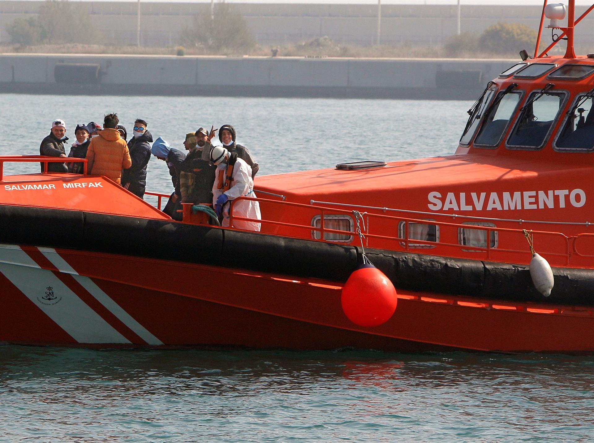 Un grupo de inmigrantes rescatados en la costa de Alicante. EFE/ Morell/Archivo