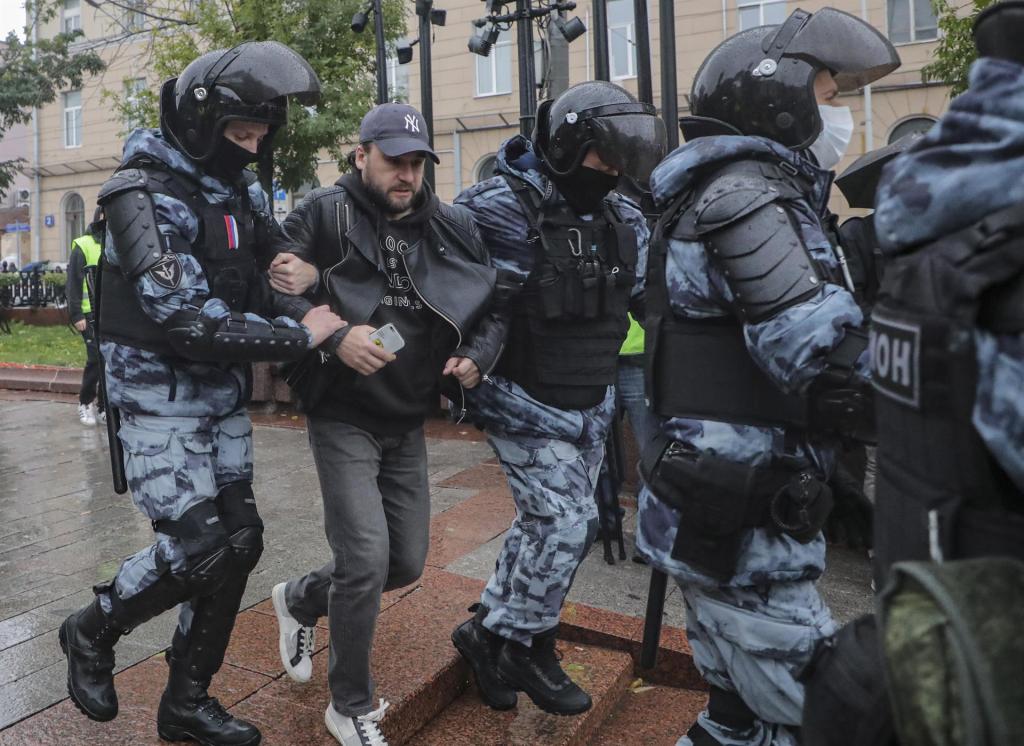 Policías rusos detienen a una persona que participa en una protesta no autorizada contra la movilización militar parcial de Rusia debido al conflicto en Ucrania, en el centro de Moscú, Rusia, el 24 de septiembre de 2022. 