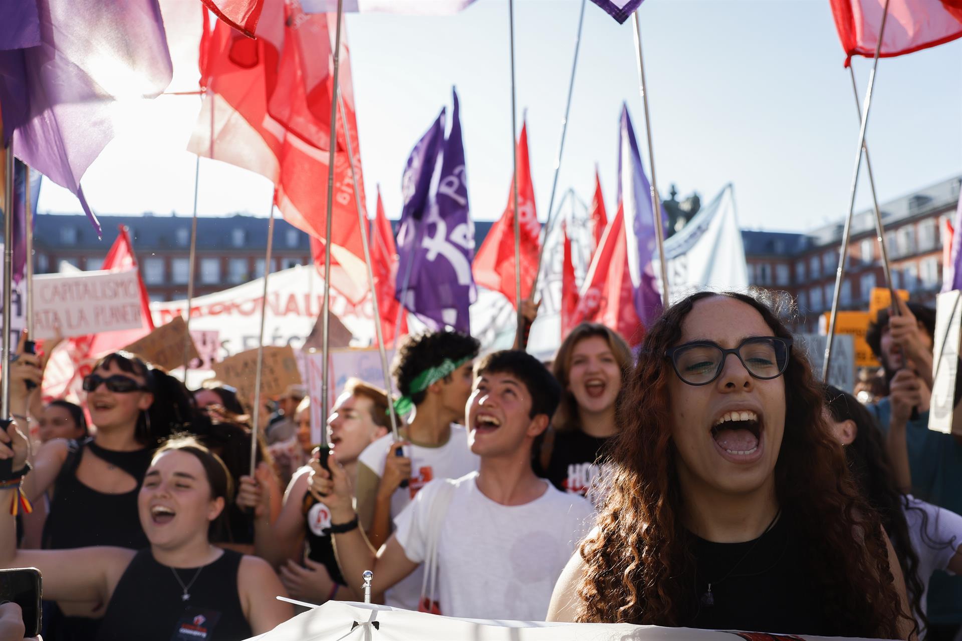 Integrantes de Juventudes por el Clima Madrid participan en la manifestación de jóvenes convocada a nivel mundial por el movimiento Fridays For Future, este viernes en la Plaza Mayor de Madrid. EFE/ Juanjo Martín