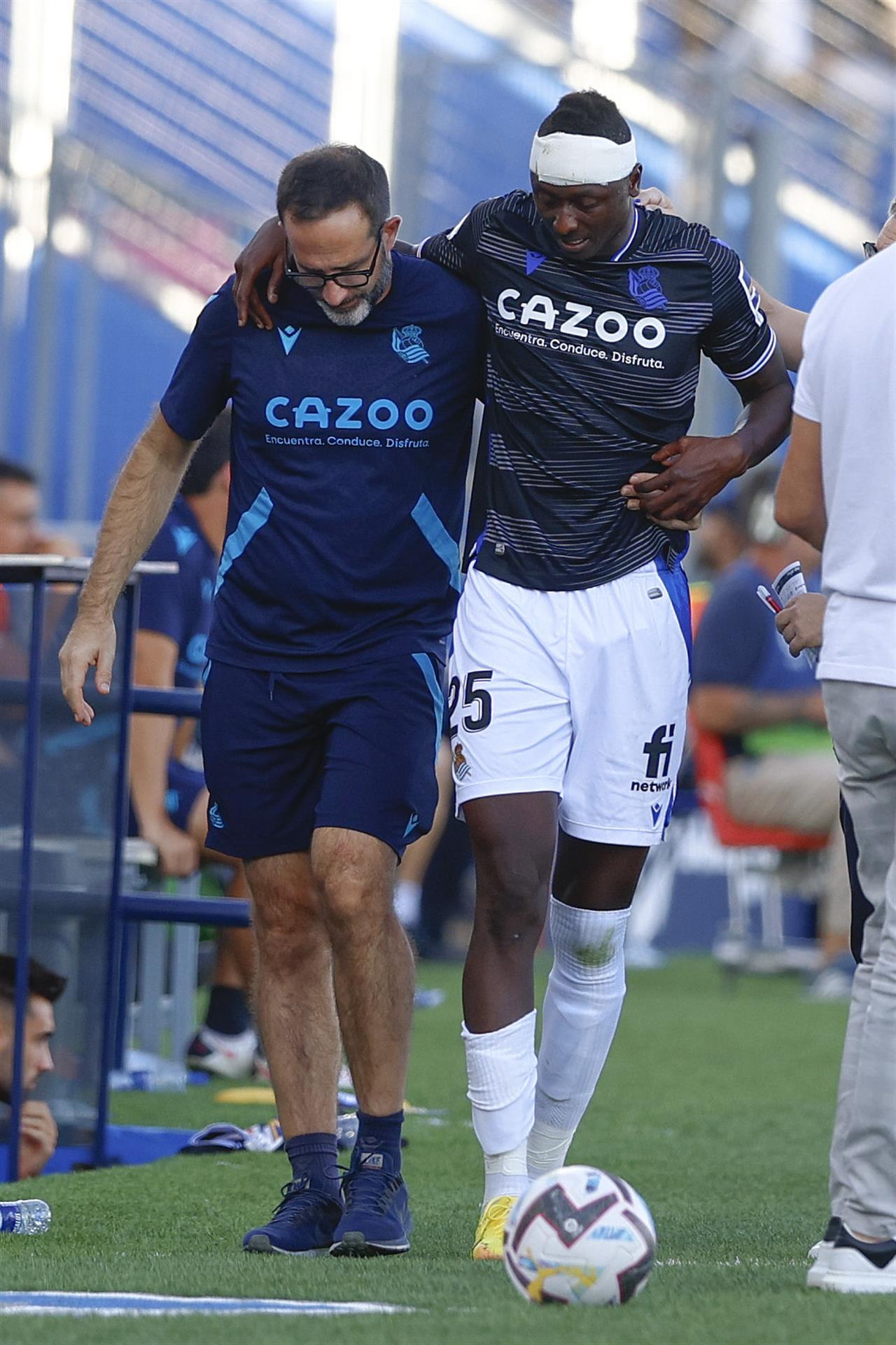 El delantero nigeriano de la Real Sociedad Sadiq Umar se retira lesionado durante el partido ante el Getafe. EFE/Rodrigo Jiménez