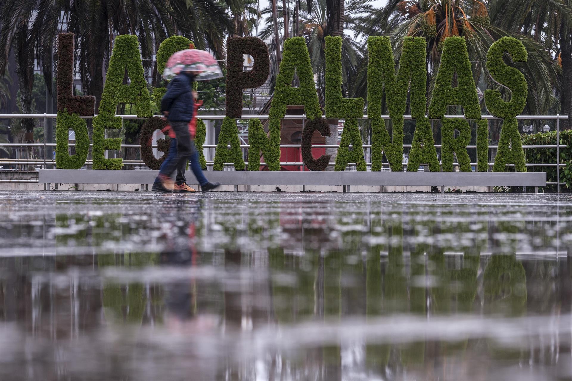 Imagen tomada el sábado 24 de septiembre en Las Palmas de Gran Canaria, en el inicio del episodio de fuertes lluvias. EFE/Ángel Medina G.