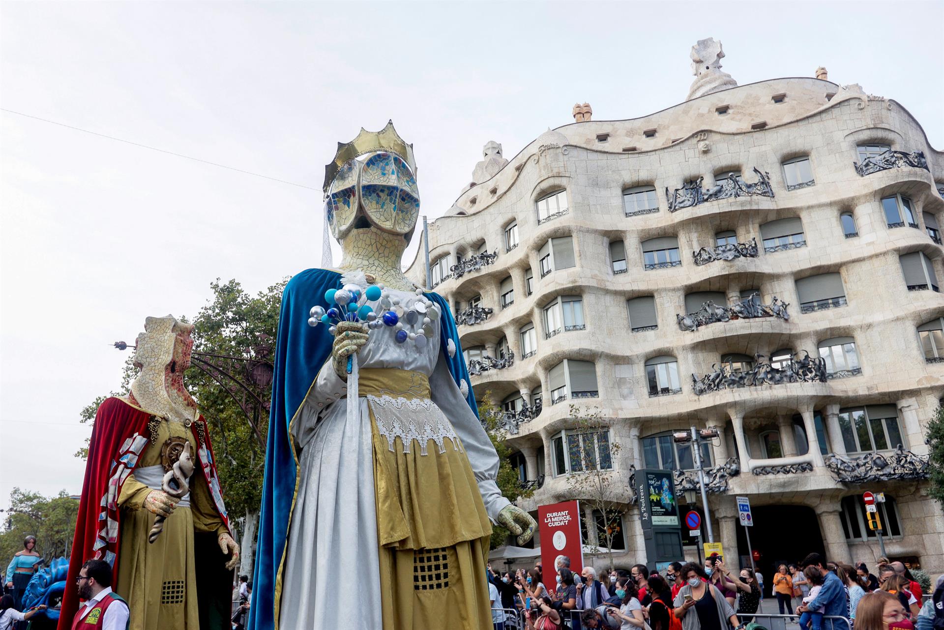 GRAF8244. BARCELONA (ESPAÑA), 24/09/2021.- Aspecto que presenta la tradicional Cabalgata de la Mercé, este viernes en el paseo de Gracia de Barcelona. EFE/ Quique García