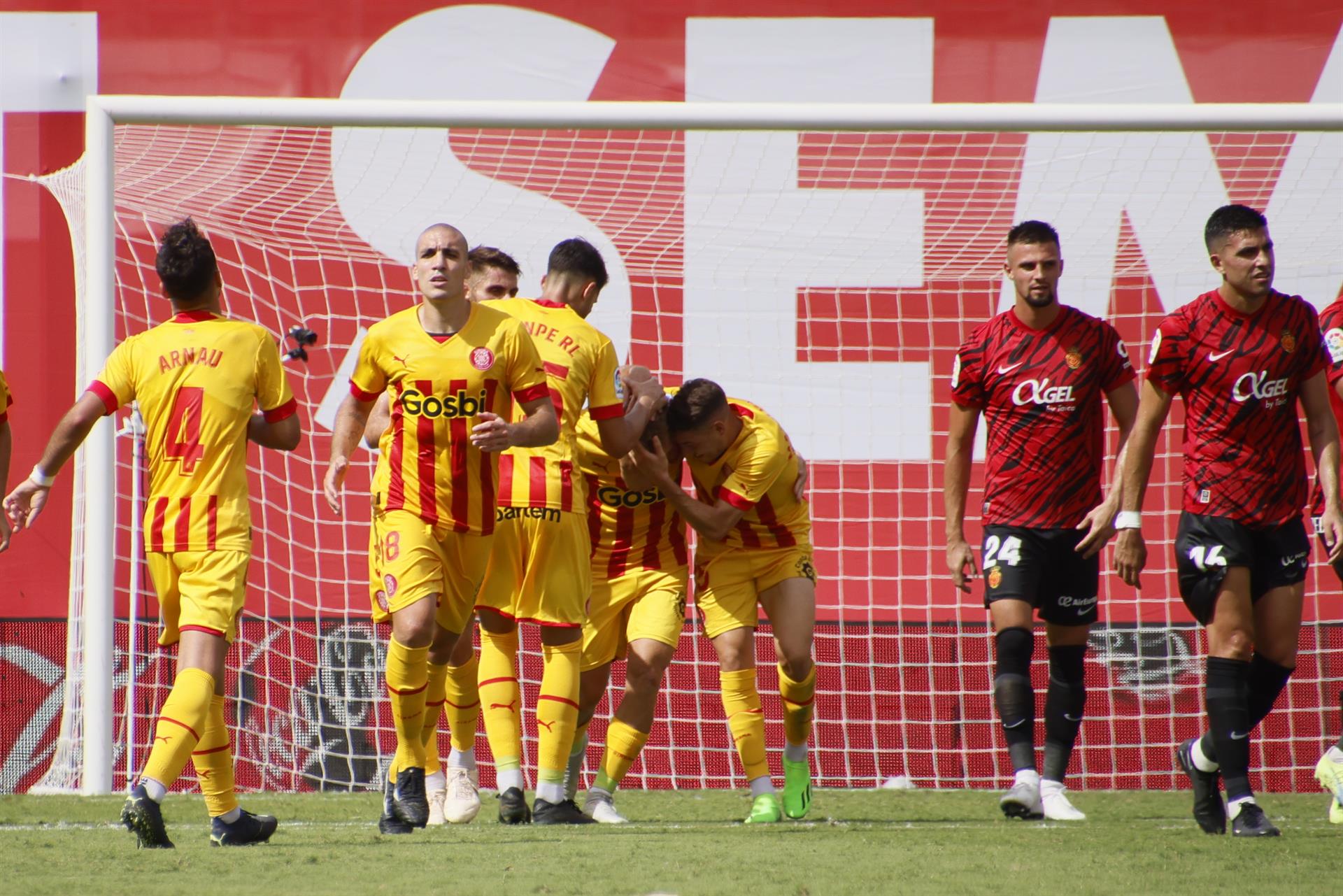 El jugador del Girona Samuel Sáiz (c) celebra su gol con el que el equipo ha empatado ante el Mallorca durante el partido de LaLiga Santander disputado en el Estadi de Son Moix en Palma de Mallorca. EFE/Cati Cladera