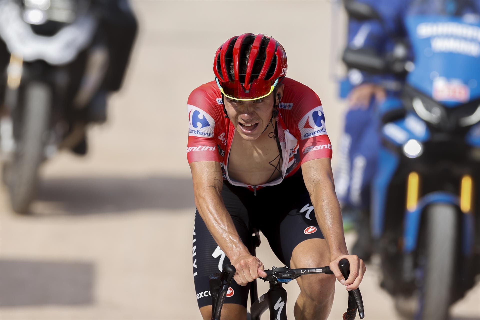 El ciclista belga Remco Evenepoel, líder de la Vuelta, llega a meta tras la novena etapa de La Vuelta Ciclista a España, disputada entre las localidades asturianas de Villaviciosa y Les Praeres, Nava (171,4 km.). EFE/Javier Lizón