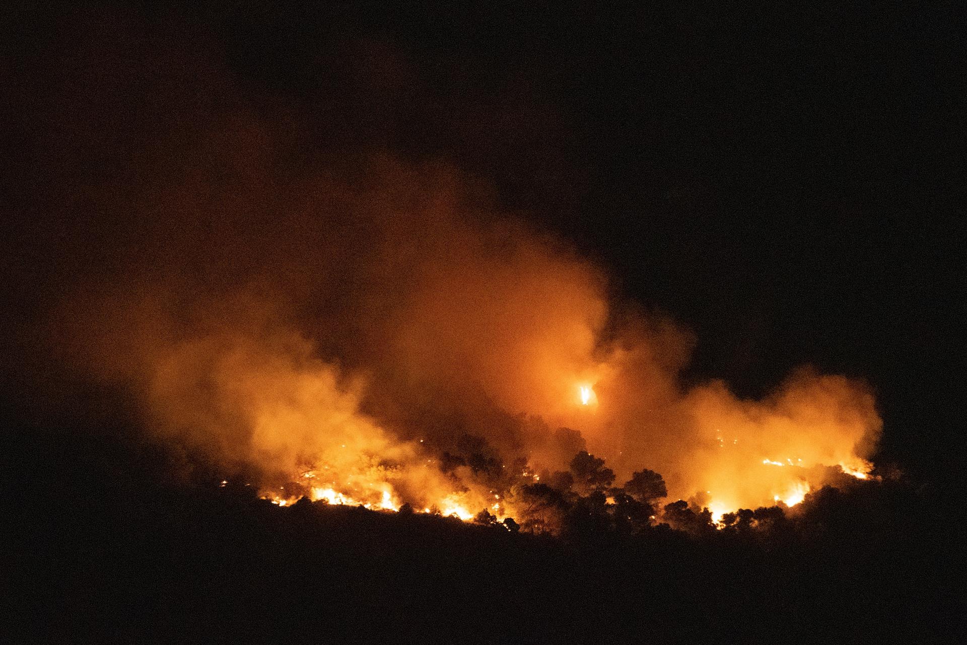 Imagen de archivo de un incendio forestal en Jaén. EFE/Archivo