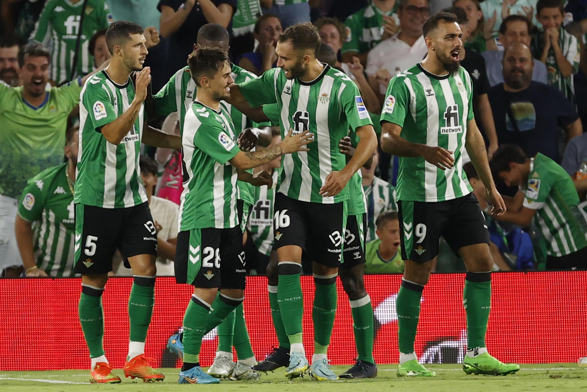 El centrocampista Rodrigo Sánchez 'Rodri' (2i) celebra su gol durante el partido de la quinta jornada de LaLiga en Primera División que el Betis y Villarreal disputaron en el estadio Benito Villamarín. EFE/ Julio Muñoz