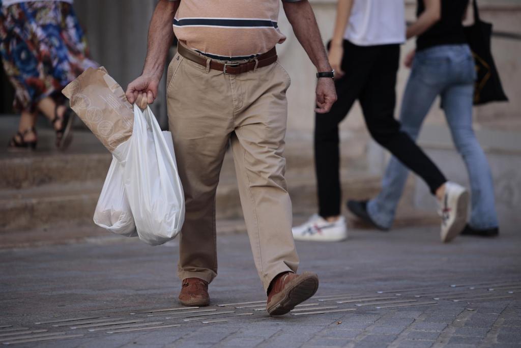 En plena escalada de precios de los alimentos, la Organización de Consumidores y Usuarios presenta su informe anual sobre la “cesta de la compra”, con un estudio que analiza lo que cuesta llenar el carro en 1.180 supermercados de 65 ciudades repartidas por toda España e internet. EFE/ Biel Aliño
