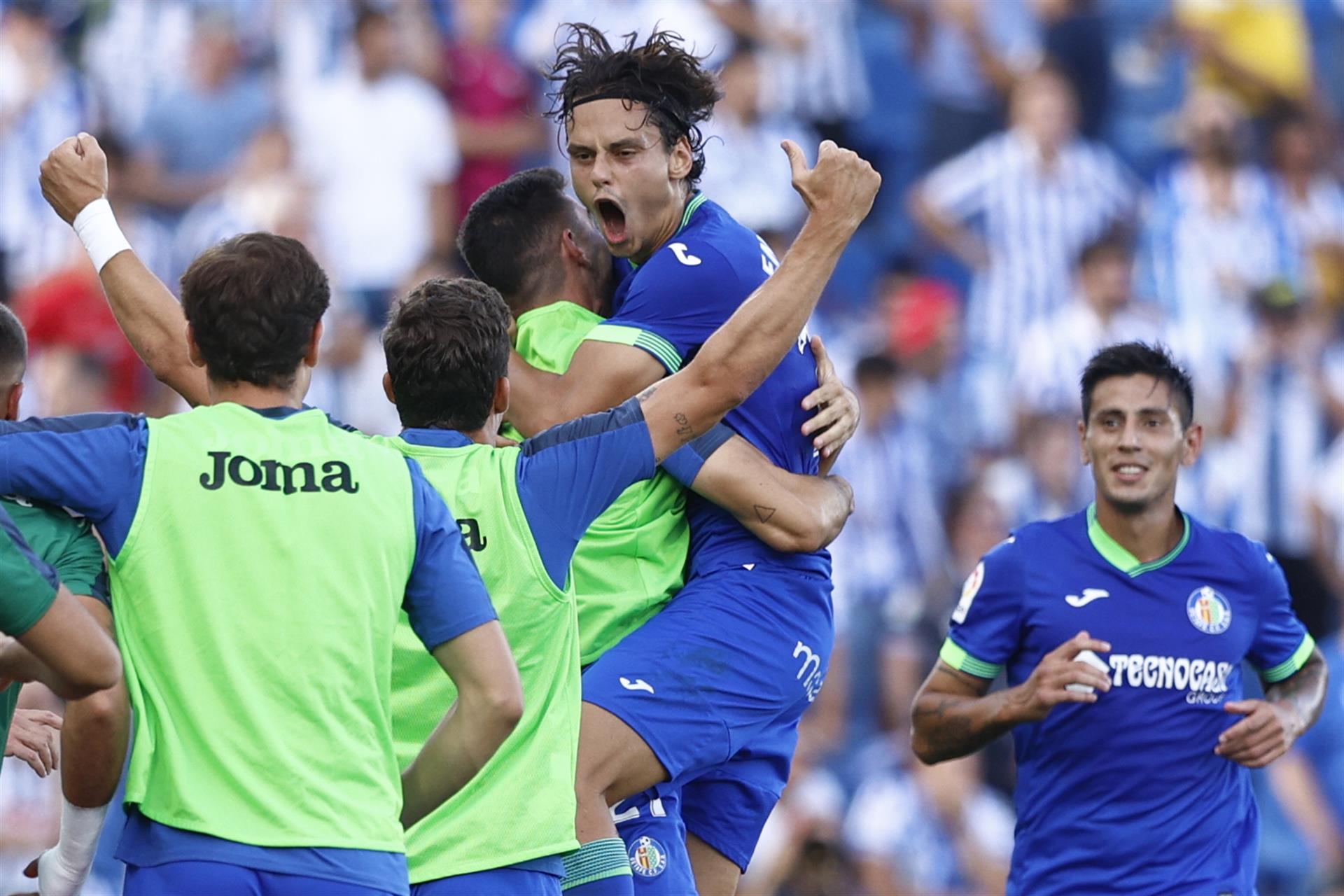 El delantero turco del Getafe Enes Ünal celebra su gol ante la Real Sociedad. EFE/Rodrigo Jiménez