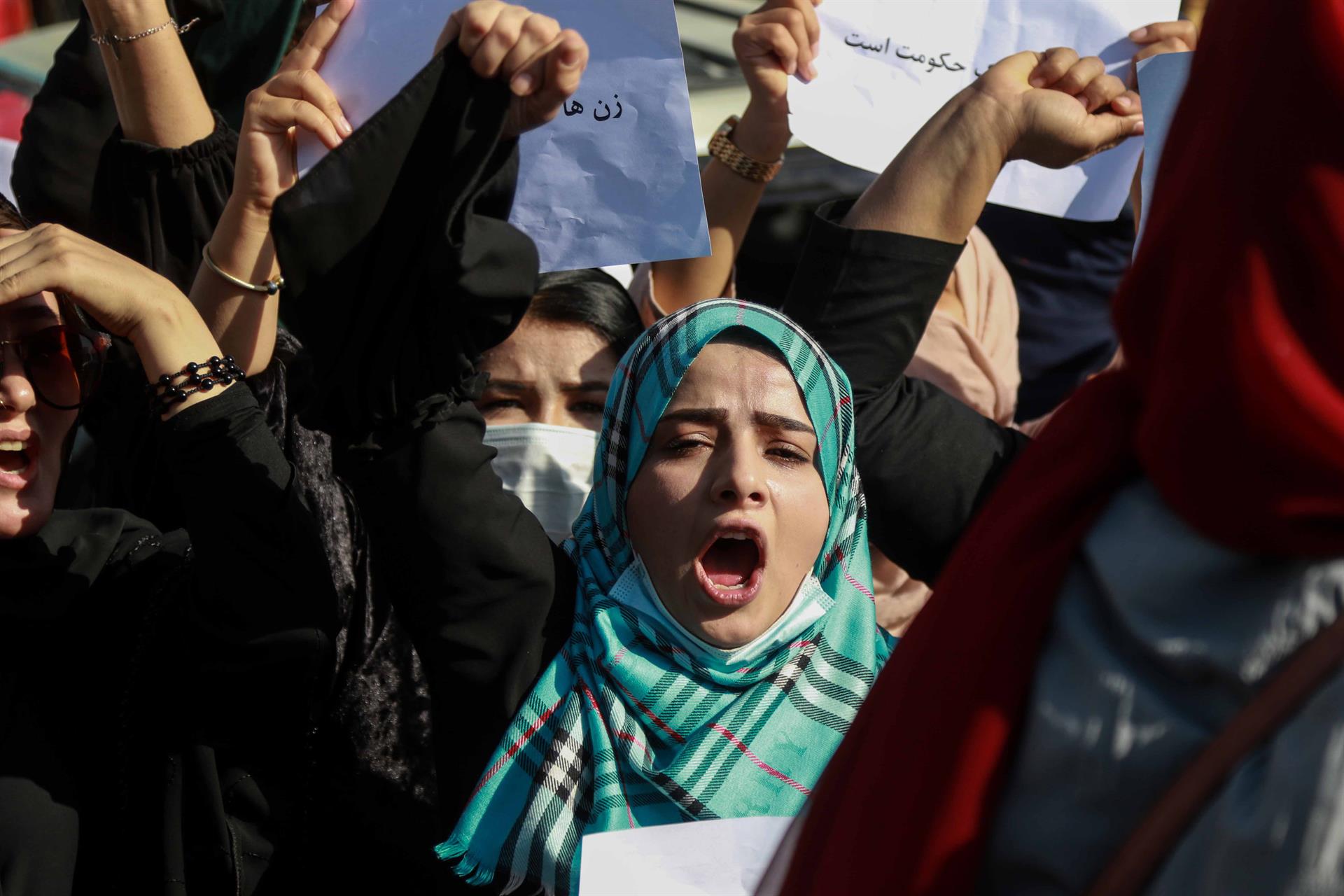 Imagen de archivo de una manifestación de mujeres pidiendo la reapertura de las escuelas femeninas de secundaria en Kabul. EFE/Stringer