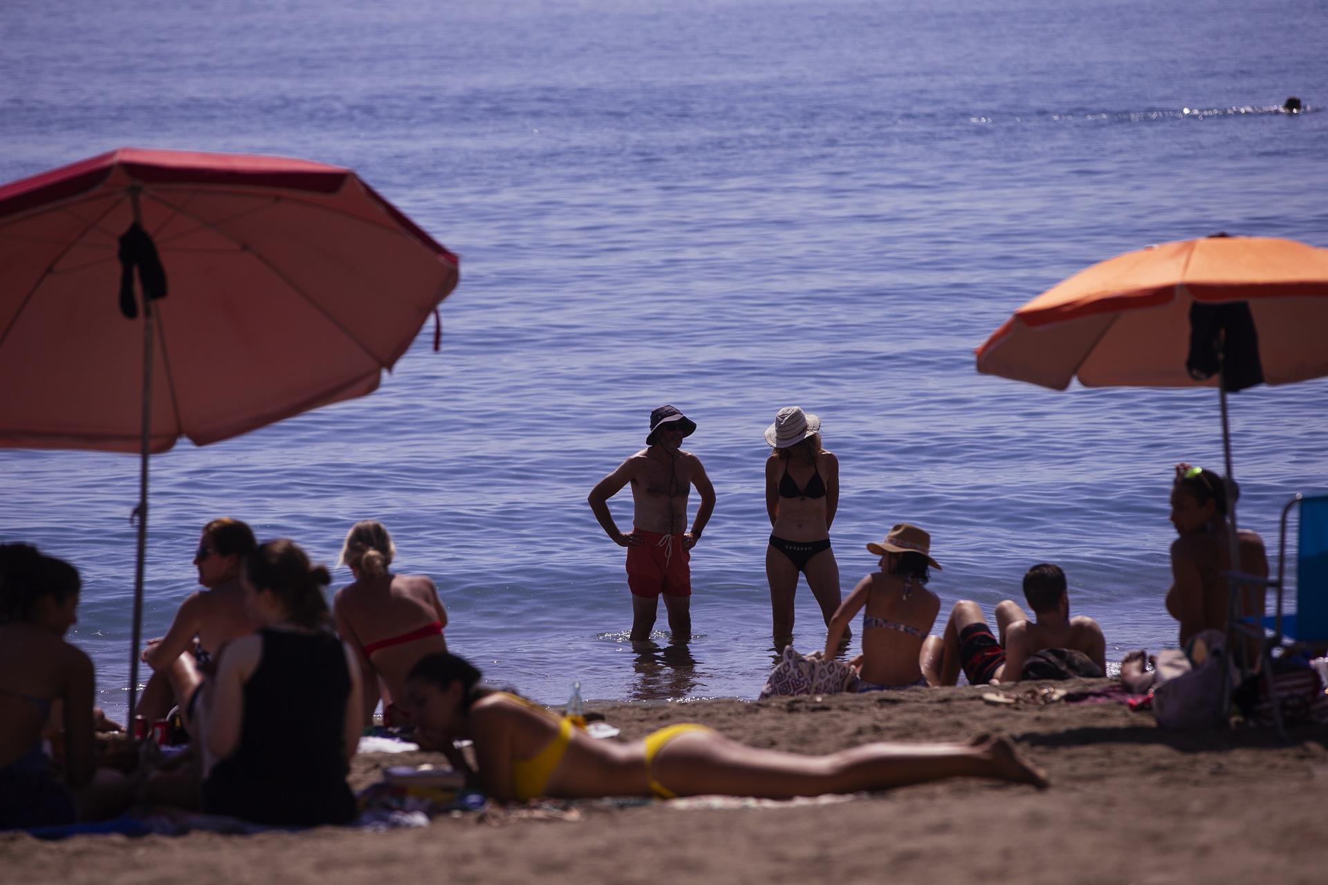 Numerosas personas disfrutan en la playa. EFE/Archivo