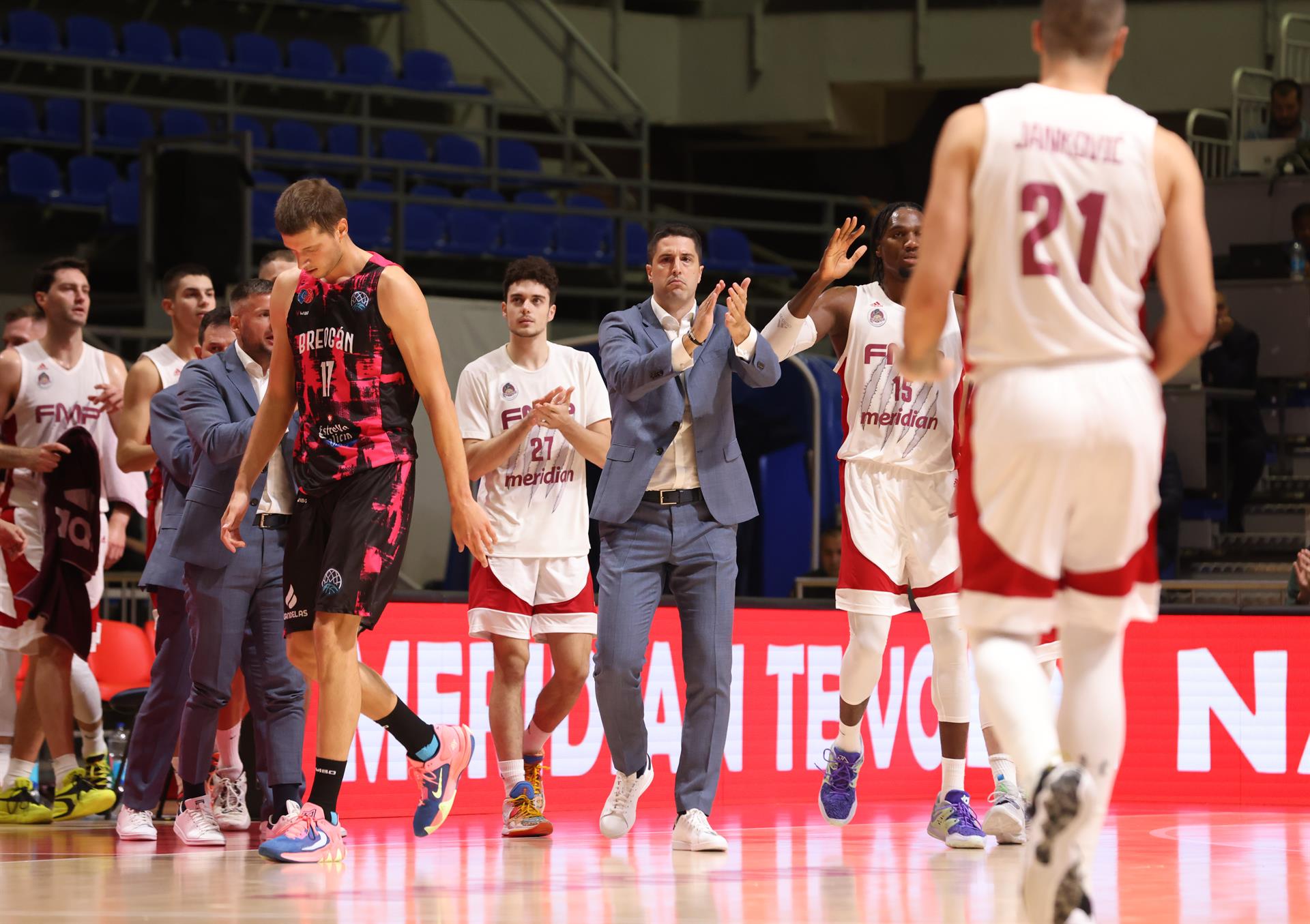El entrenador serbio del FMP Meridian Nenad Stefanović durante un encuentro ante el Río Breogán correspondiente a los cuartos de final de la Liga de Campeones de la FIBA disputado en Belgrado (Serbia). EFE/ Andrej Cukic
