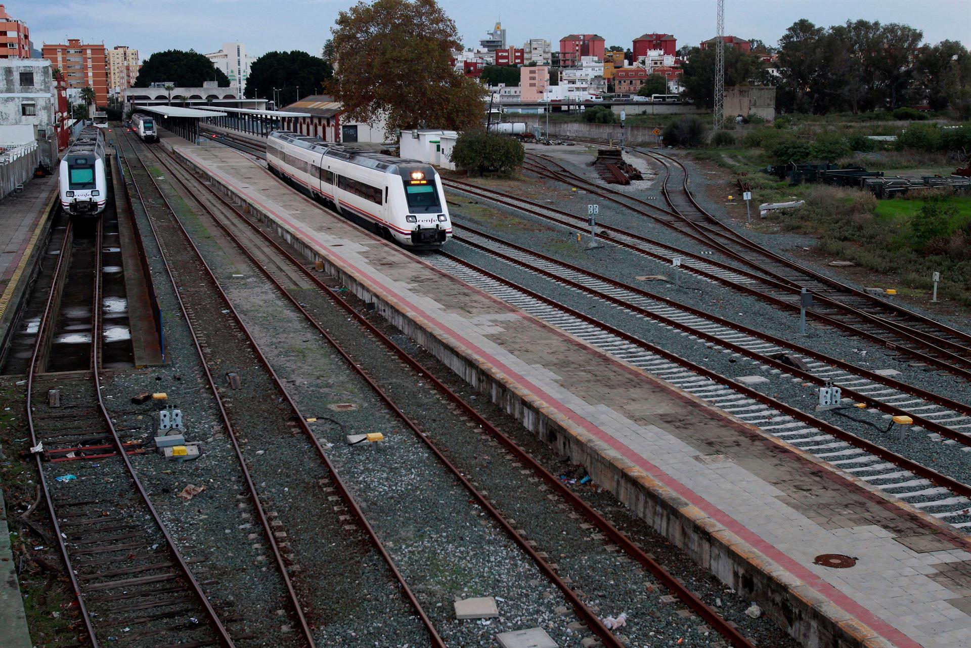 Un tren realiza maniobras en la estación de Algeciras (Cádiz) para colocarse en la vía con destino a Bobadilla. EFE/Archivo