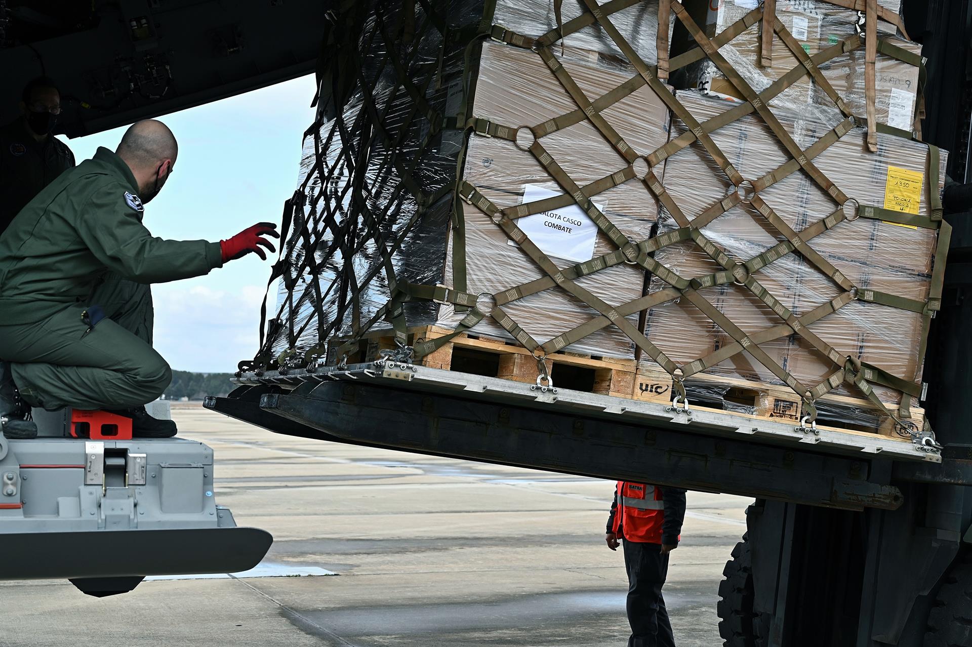 Imagen de archivo de la carga de un avión con material de defensa con destino a Polonia en la base aérea de Torrejón de Ardoz, Madrid. EFE/ Fernando Villar