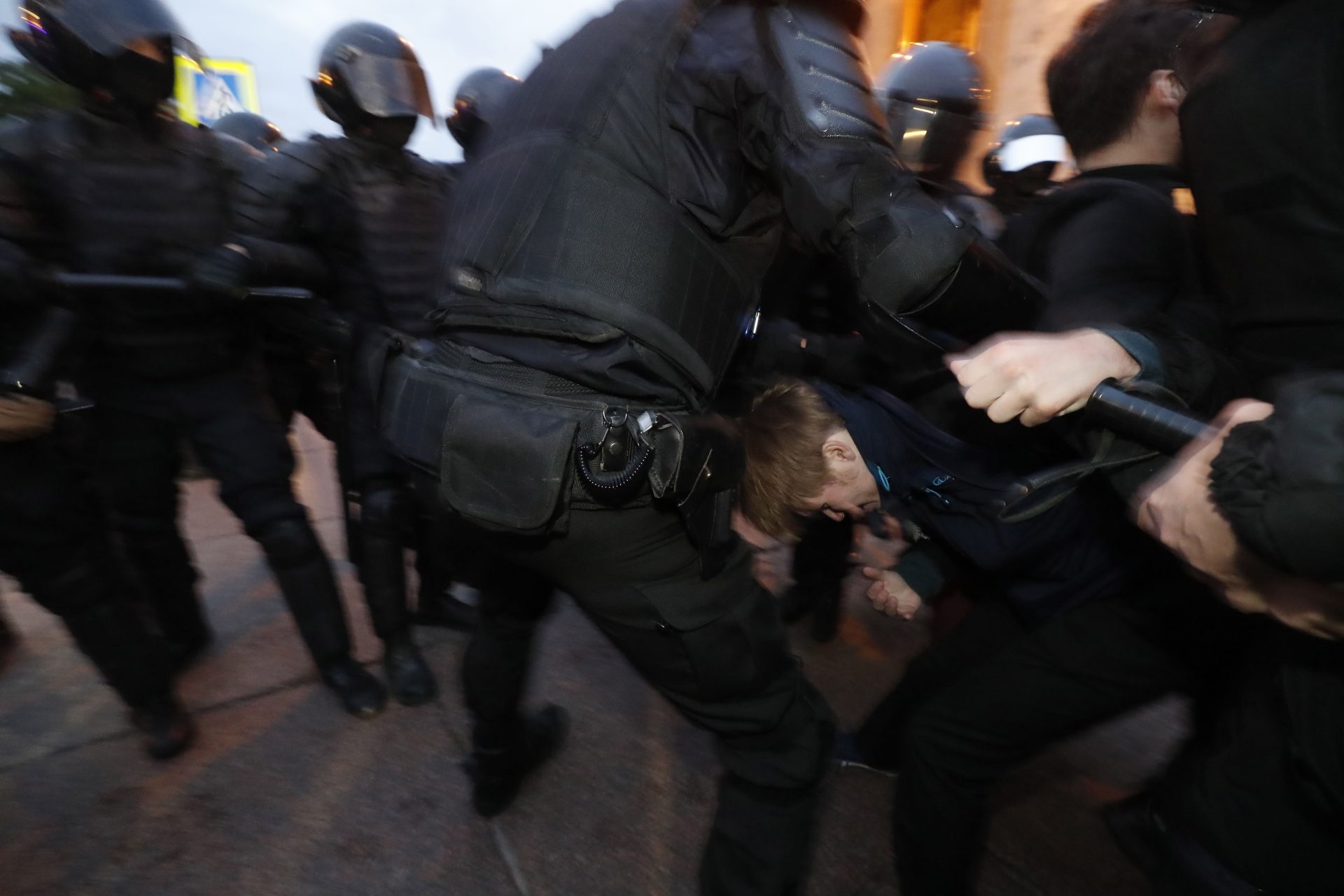 Policías rusos detienen a un manifestante en una de las manifestaciones convocadas en San Petersburgo contra la movilización decretada por Putin para reforzar la operación militar en Ucrania. EFE/EPA/ANATOLY MALTSEV