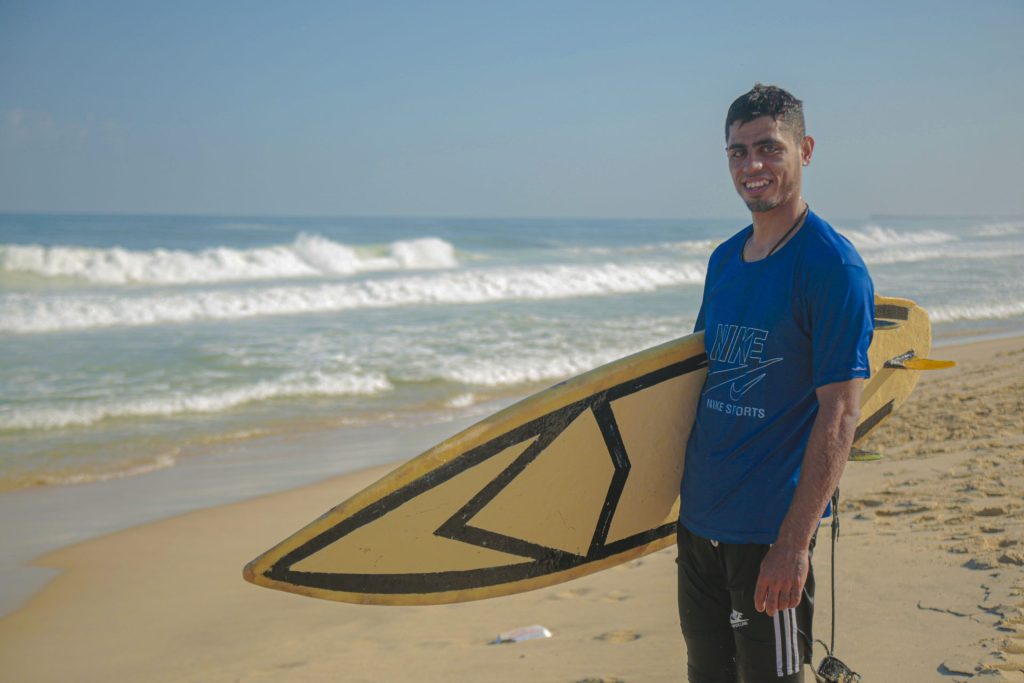 Un joven surfea las aguas de Gaza