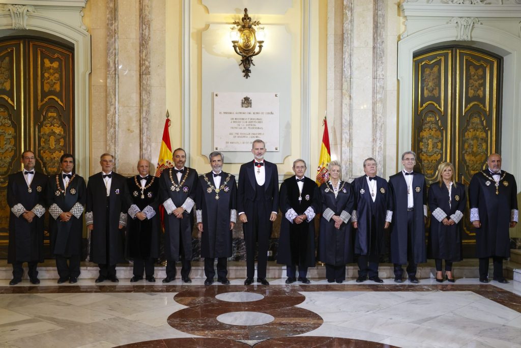 El rey Felipe junto al hasta ahora presidente del Tribunal Supremo, Carlos Lesmes.