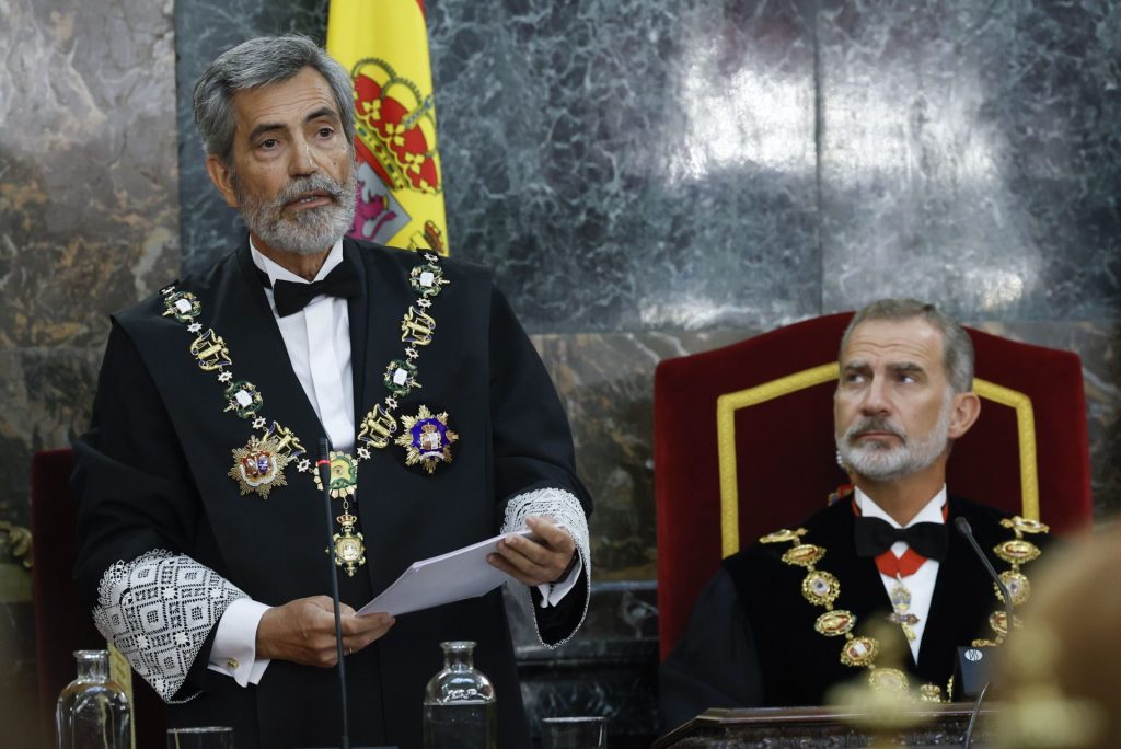 El hasta ahora presidente del Tribunal Supremo, Carlos Lesmes (i), ante el rey Felipe, interviene en el acto de apertura del Año Judicial 2022/2023. 
