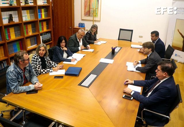 El conselleiro de Hacienda gallego se reúne en su despacho de la Xunta con los representantes de los sindicatos UGT, CCOO y CIG.