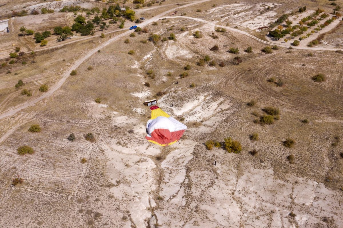 Dos turistas españolas han fallecido al precitarse al suelo un globo aerostático en Capadocia. Las primeras investigaciones apuntan a una ráfaga de aire inesperada, como causa del siniestro.