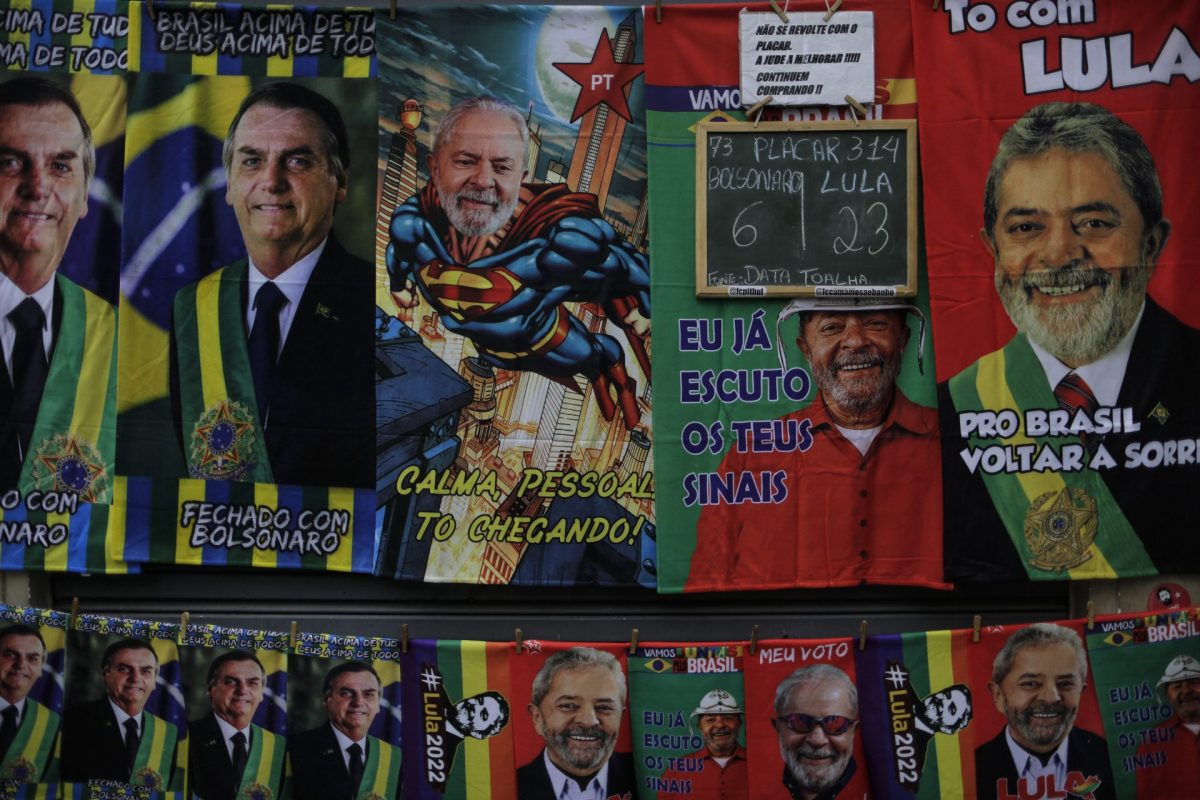 Fotografía de un puesto de venta de toallas con fotos del presidente brasileño y candidato a reelección, Jair Bolsonaro, y del expresidente brasileño y candidato a la Presidencia, Lauiz Inácio Lula da Silva, en Río de Janeiro (Brasil).