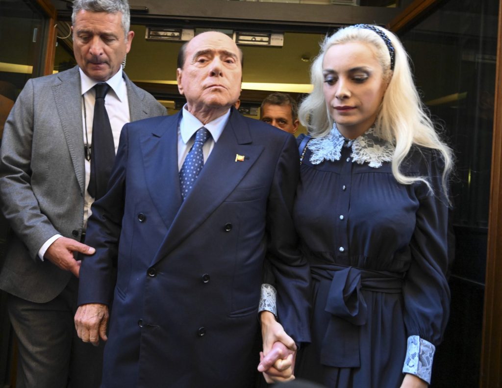 El líder de 'Forza Italia' Silvio Berlusconi a su salida del Parlamento el pasado martes. Hoy comienzan las consultas para la formación de Gobierno en Italia.

