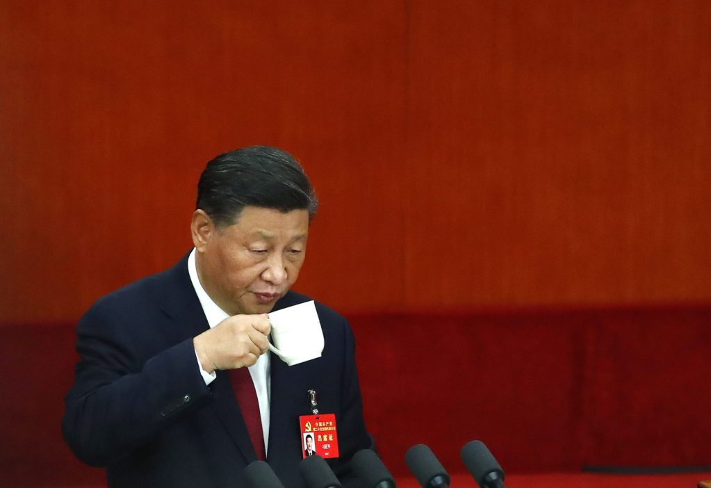  El presidente chino, Xi Jinping, bebe una infusión durante la ceremonia de apertura del 20º Congreso Nacional del Partido Comunista de China en el Gran Salón del Pueblo en Pekín. 