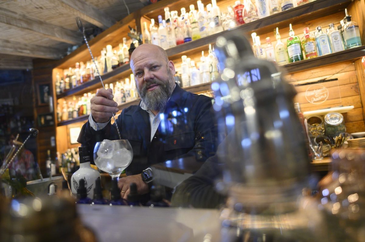El propietario de la taberna "La Solía", Óscar Solana, coctelero cántabro que cobra 1,5 euros a los clientes que no consumen en su bar, "por respeto a la profesión".