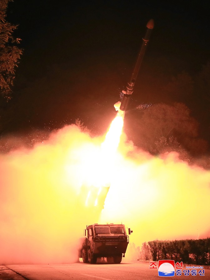 Um míssil de longo alcance é disparado pela Coreia do Norte durante um teste no dia 12 de outubro.