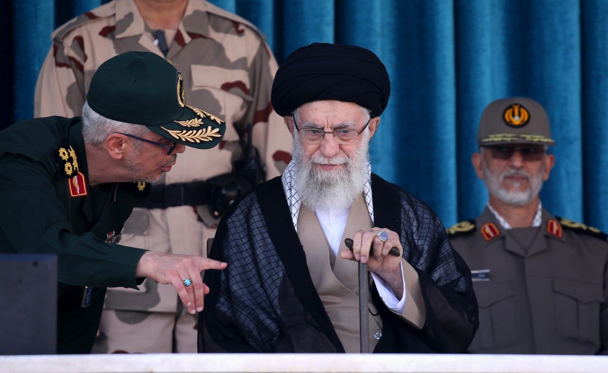 Imagen facilitada por la oficina del líder supremo iraní del ayatolá Ali Jamenei (c), acompañado por comandantes de las fuerzas armadas, en la ceremonia de graduación de la Universidad de Oficiales de las Fuerzas Armadas, este lunes en Teherán. Según el sitio web oficial del líder supremo, Jamenei lamenta la muerte de Mahsa Amini, sin embargo, condena las protestas como "disturbios" y acusa a Estados Unidos e Israel de planear esas protestas dentro del país.